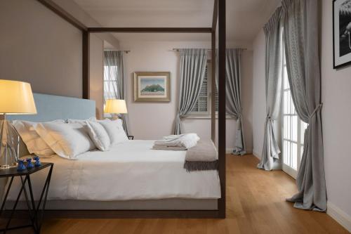 a bedroom with a large bed with white sheets and pillows at Villa Giulia in Vabriga