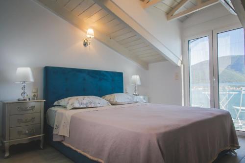 Seafront Luxury residence with amazing view tesisinde bir odada yatak veya yataklar