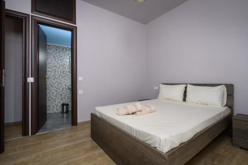 um quarto com uma cama com duas toalhas em Simantiris Apartment em Asímion