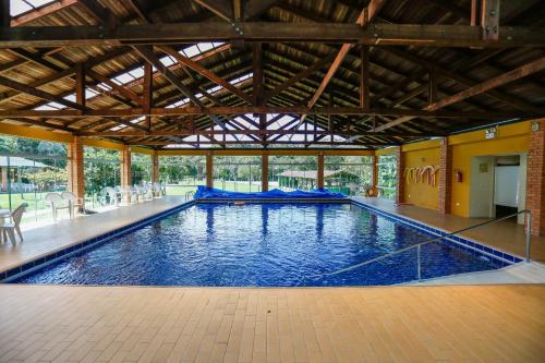 a large swimming pool in a large building at Palmas Hotel & Spa in Governador Celso Ramos
