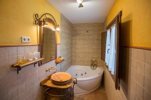 Phòng tắm tại Apartamentos Rurales Señora Clara