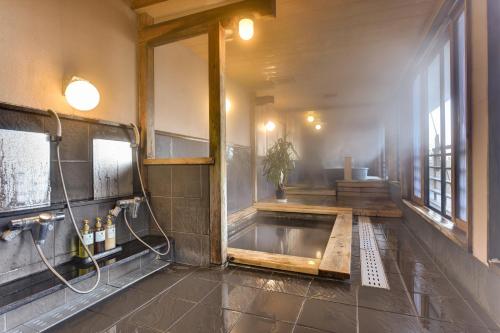 Ванная комната в Hidatakayama Futarishizuka Hakuun
