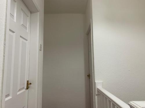 Gambar di galeri bagi Spacious semi detached house di Leigh