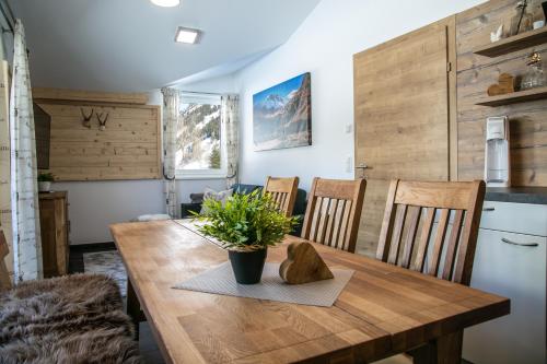 a kitchen and dining room with a wooden table and chairs at Appartement Alpenliebe in Rauris