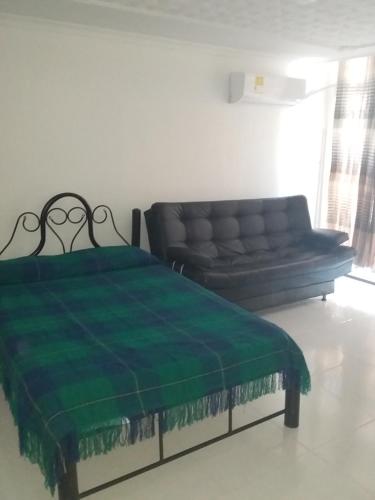 卡塔赫纳Cómoda y bonita habitación Independiente的带沙发和床的客厅