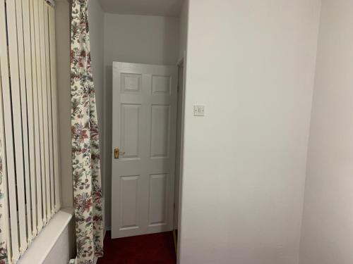 Gambar di galeri bagi Spacious semi detached house di Leigh