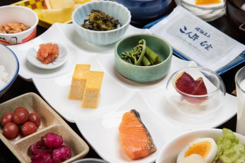 a table filled with different types of food on plates at Hidatakayama Futarishizuka Hakuun in Takayama