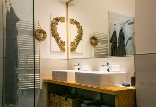 a bathroom with a sink and a mirror at Appartement Alpenliebe in Rauris
