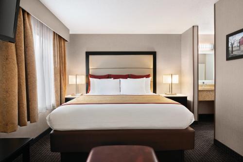 Ένα ή περισσότερα κρεβάτια σε δωμάτιο στο Lancaster Suites
