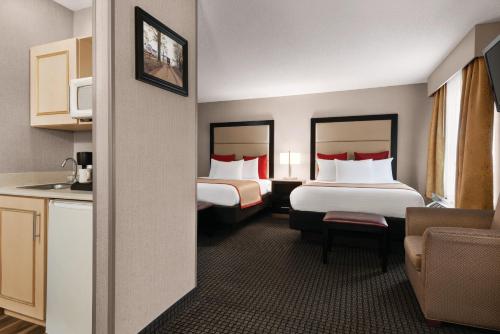 Ένα ή περισσότερα κρεβάτια σε δωμάτιο στο Lancaster Suites