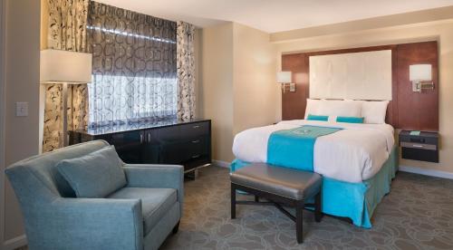 Postel nebo postele na pokoji v ubytování Aqua Blue Hotel