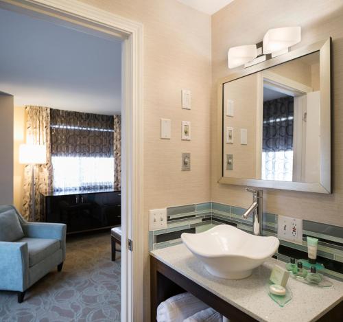 a bathroom with a sink and a mirror at Aqua Blue Hotel in Narragansett