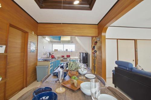 a dining room and kitchen with a table and chairs at Villent Kujukuri Arrow in Kujukuri