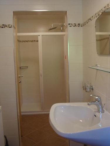 a bathroom with a shower and a sink at Gästehaus Schwoagerhof in Fügen