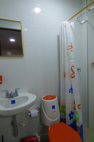Bilik mandi di Hotel La Avenida