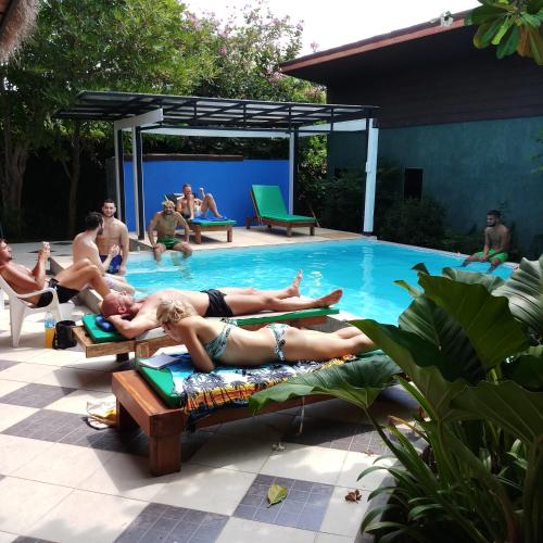 Baseinas apgyvendinimo įstaigoje Six Pack Cottage arba netoliese