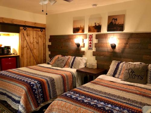 Ένα ή περισσότερα κρεβάτια σε δωμάτιο στο Dusty Boots Motel & Cafe