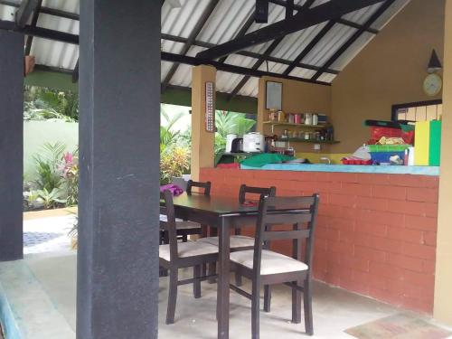 a table and chairs in front of a counter at Randoni Villa in Raddoluwa