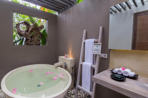 Um banheiro em Svarga Resort Lombok
