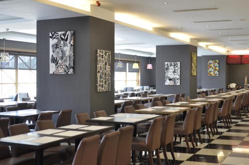 une salle à manger avec des tables et des chaises dans l'établissement Kindness Hotel-Qixian, à Kaohsiung