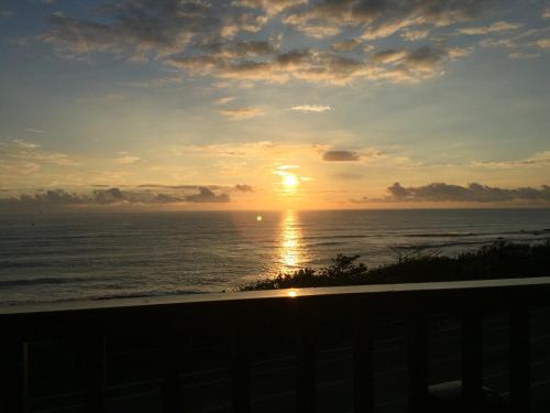 a sunset over the ocean with the sun setting at Taitung Blue Sea Villa in Chenggong