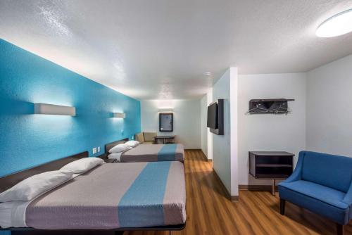 Postel nebo postele na pokoji v ubytování Motel 6-Irving, TX - Irving DFW Airport East