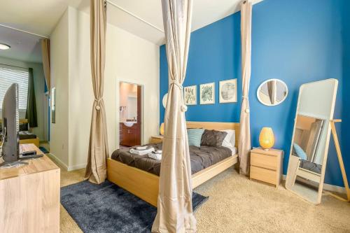 een slaapkamer met een hemelbed bij Trifecta Spacious & Beautiful Wifi Superhost in Charlotte