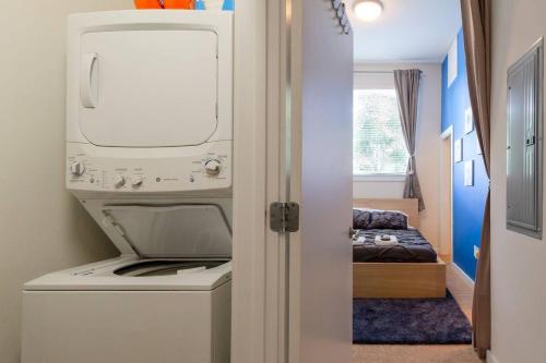a kitchen with a washer and dryer in a room at Trifecta Spacious & Beautiful Wifi Superhost in Charlotte