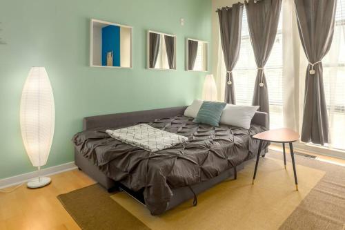 Een bed of bedden in een kamer bij Trifecta Spacious & Beautiful Wifi Superhost