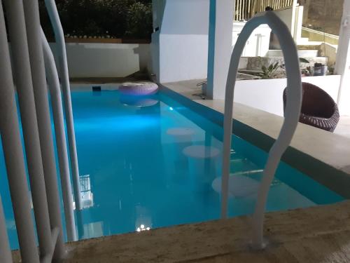 Πισίνα στο ή κοντά στο A Touch of Pink Secret Eco Retreat with Pool, Starlink WiFi, Netflix, Mountain Views - Peaceful Stay in Puerto Princesa Near Underground River, Firefly Watching, and Waterfalls - Perfect Stop Between El Nido, Port Barton, and Puerto City - Scooter Rental