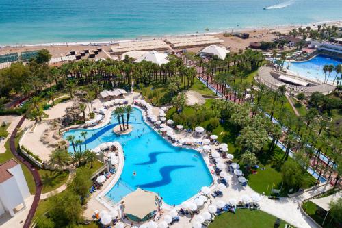 uma vista aérea de um resort com uma piscina e uma praia em Seven Seas Hotel Blue - Ultra All Inclusive & Kids Concept em Side