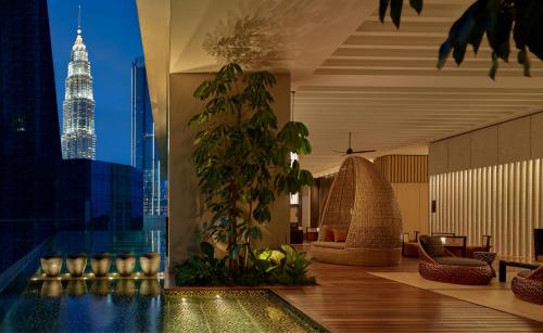 eine Hotellobby mit Blick auf die Petronas-Türme in der Unterkunft The RuMa Hotel and Residences in Kuala Lumpur