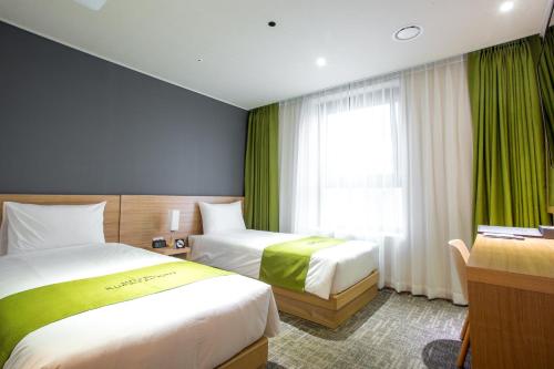 Tempat tidur dalam kamar di Hotel Kuretakeso Insadong
