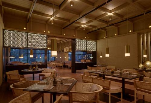 Ein Restaurant oder anderes Speiselokal in der Unterkunft The RuMa Hotel and Residences 