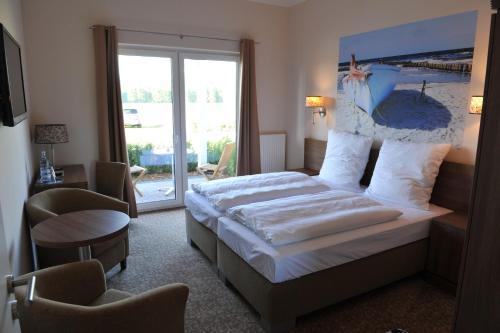 เตียงในห้องที่ Ostseehotel Boltenhagen