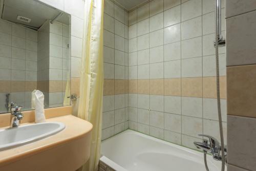 Bilik mandi di Grand Zowar Hotel