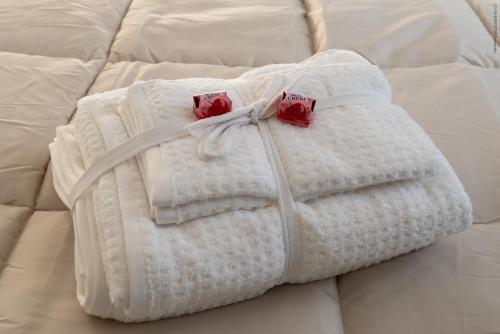 a white purse with two red roses on a white couch at La Meridiana in Piacenza