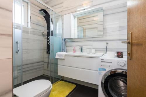 a bathroom with a washing machine and a washer at HOLIDAY HOUSE LAVANDA in Gornji Zemunik