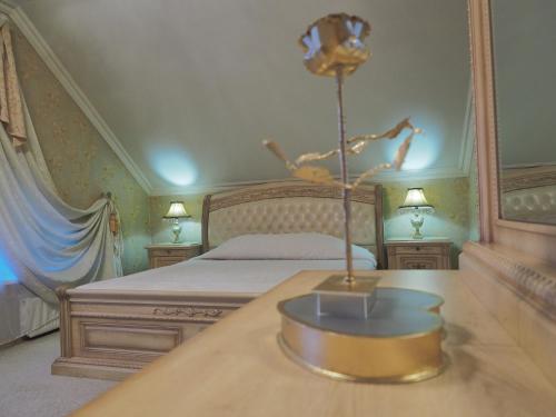 een slaapkamer met een bed en een kom op een tafel bij Parus Park-hotel in Moskou
