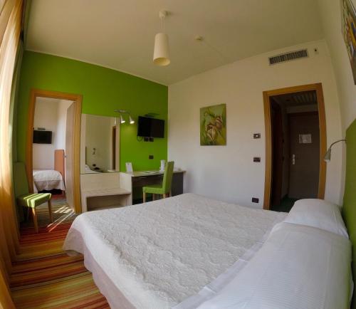 Een bed of bedden in een kamer bij Hotel Suisse