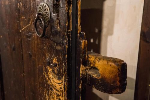 an old wooden door with a rusty handle at Banskovilla Zlateva House in Bansko