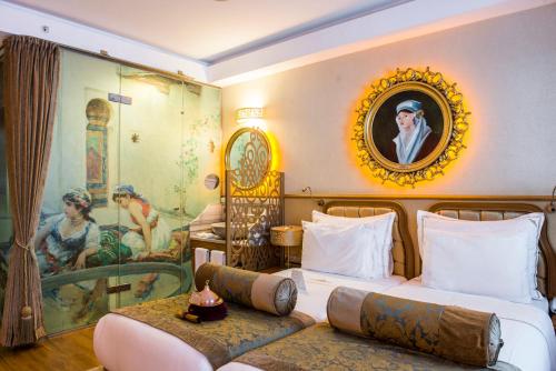 Un pat sau paturi într-o cameră la Hotel Sultania Boutique Class