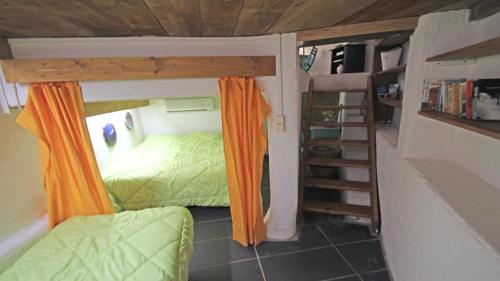 une chambre avec un lit superposé et une échelle dans l'établissement Le Bateau, à Sainte-Maxime