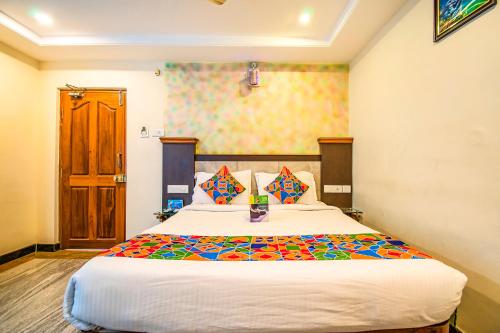 Łóżko lub łóżka w pokoju w obiekcie GPR Inn Tirupati Railway Station