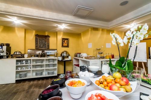 a table with bowls of fruit on it in a kitchen at Meriton Old Town Garden Hotel in Tallinn