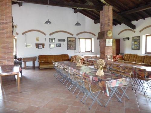 uma sala com mesas e cadeiras num edifício em Agriturismo La Palazzina em Castelnuovo di Garfagnana