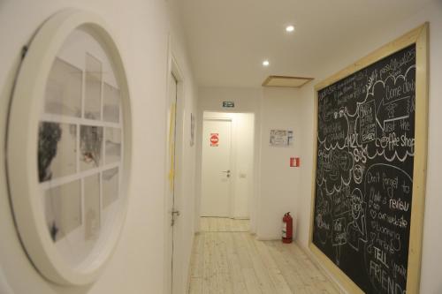 um corredor com um quadro-negro com escrita na parede em Bread&Breakfast em Bucareste