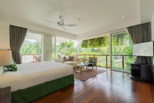 เตียงในห้องที่ The Chava Resort