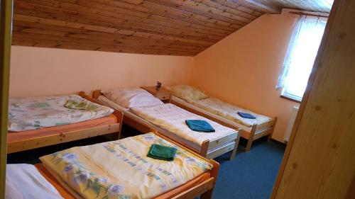 Кровать или кровати в номере Pension Pod Hrádečkem
