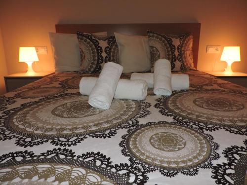 1 cama con toallas enrolladas y 2 lámparas en La Manga Apartments - Punta Cormoran, en La Manga del Mar Menor